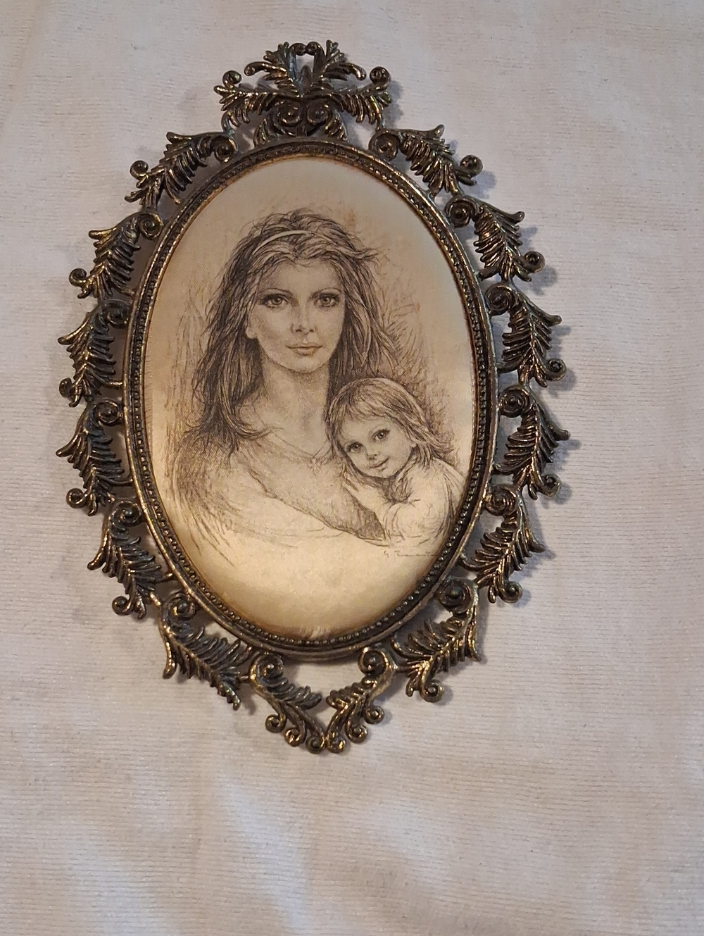 Vintage-Style Mother and Child Wall Art in Gold Frame